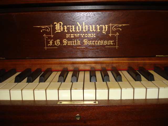 E16 - Close-up of the Bradbury decal and the middle keys.